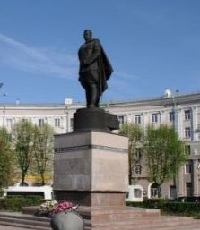1 Памятник Черняховскому в Воронеже